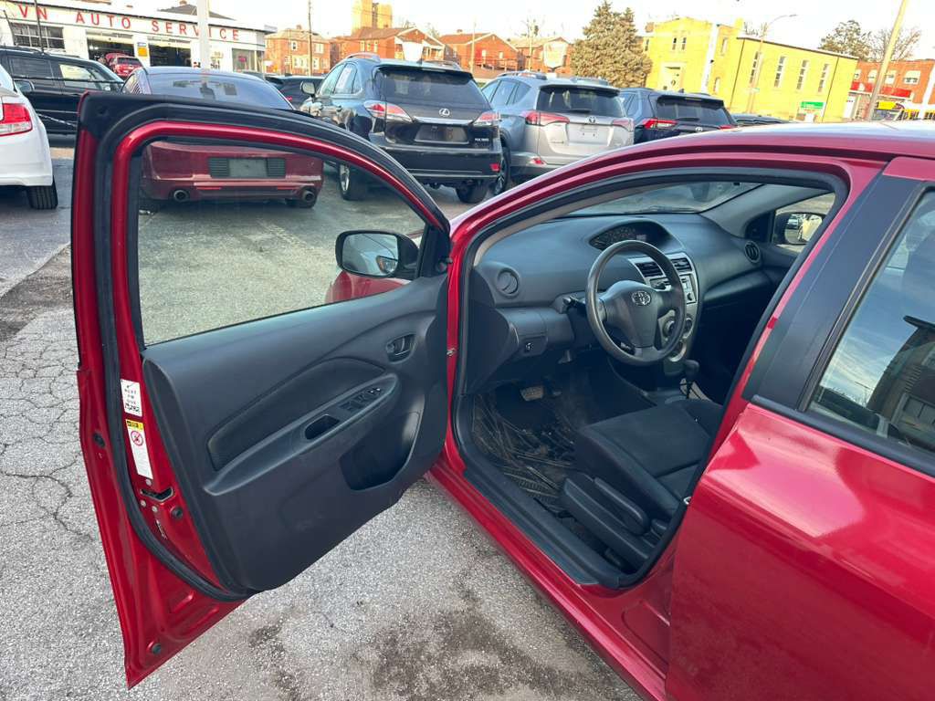 2012 Toyota Yaris Image 9