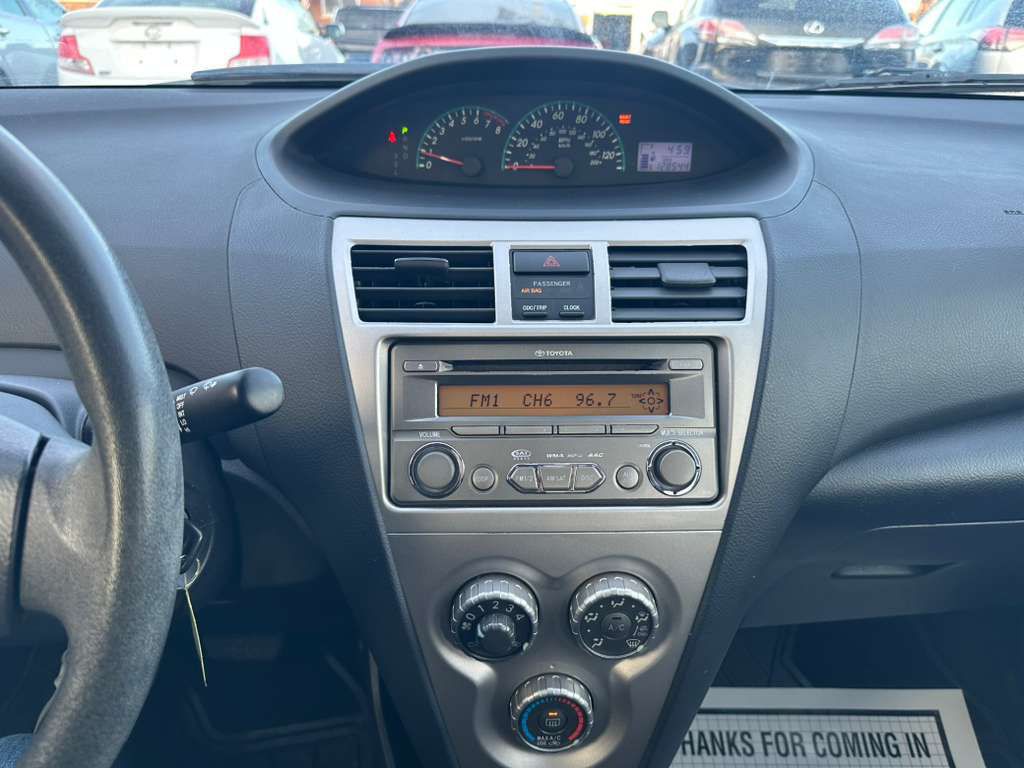 2012 Toyota Yaris Image 16