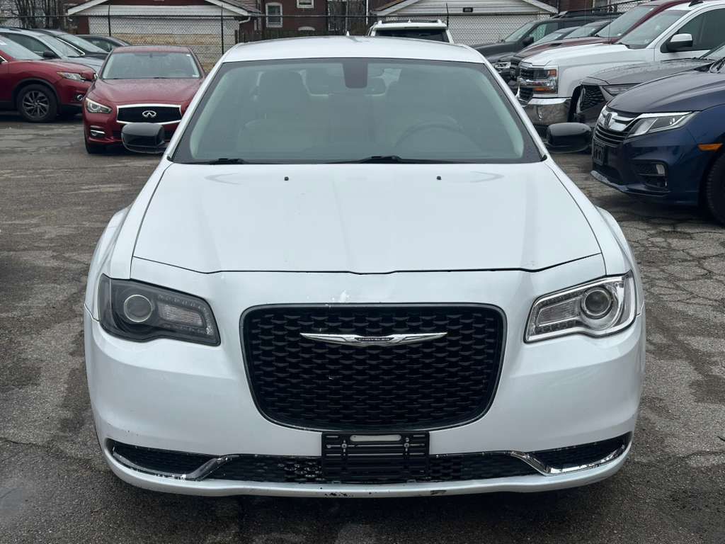 2018 Chrysler 300 Image 2