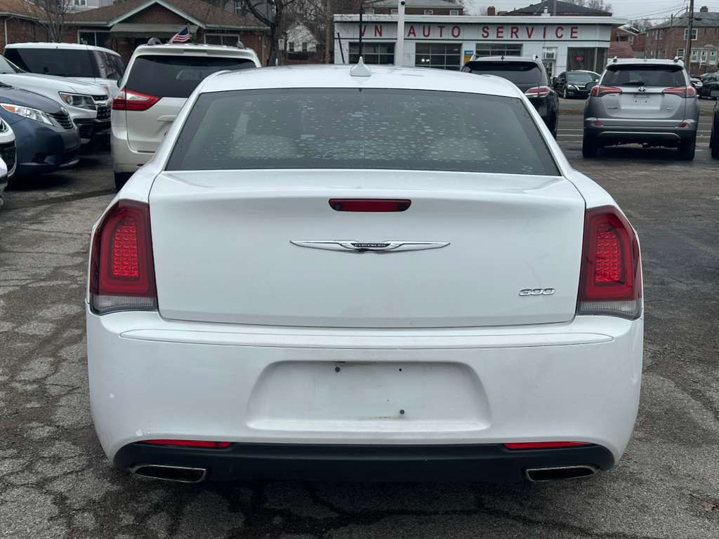 2018 Chrysler 300 Image 7