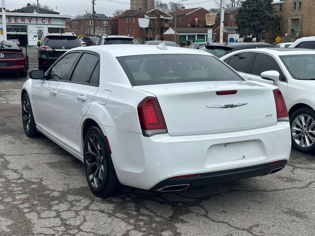 2018 Chrysler 300 Image 8