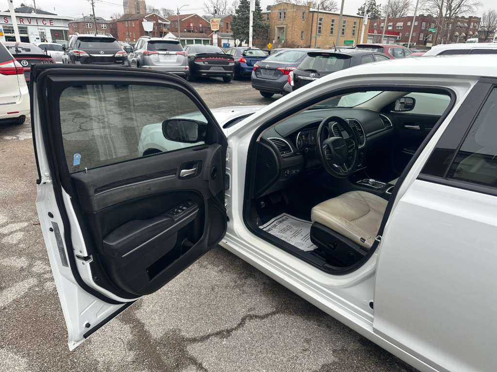 2018 Chrysler 300 Image 9