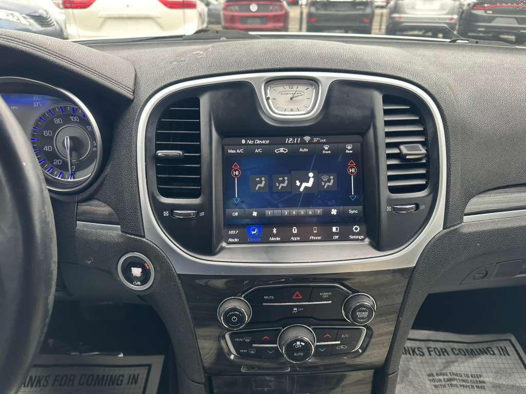 2018 Chrysler 300 Image 16