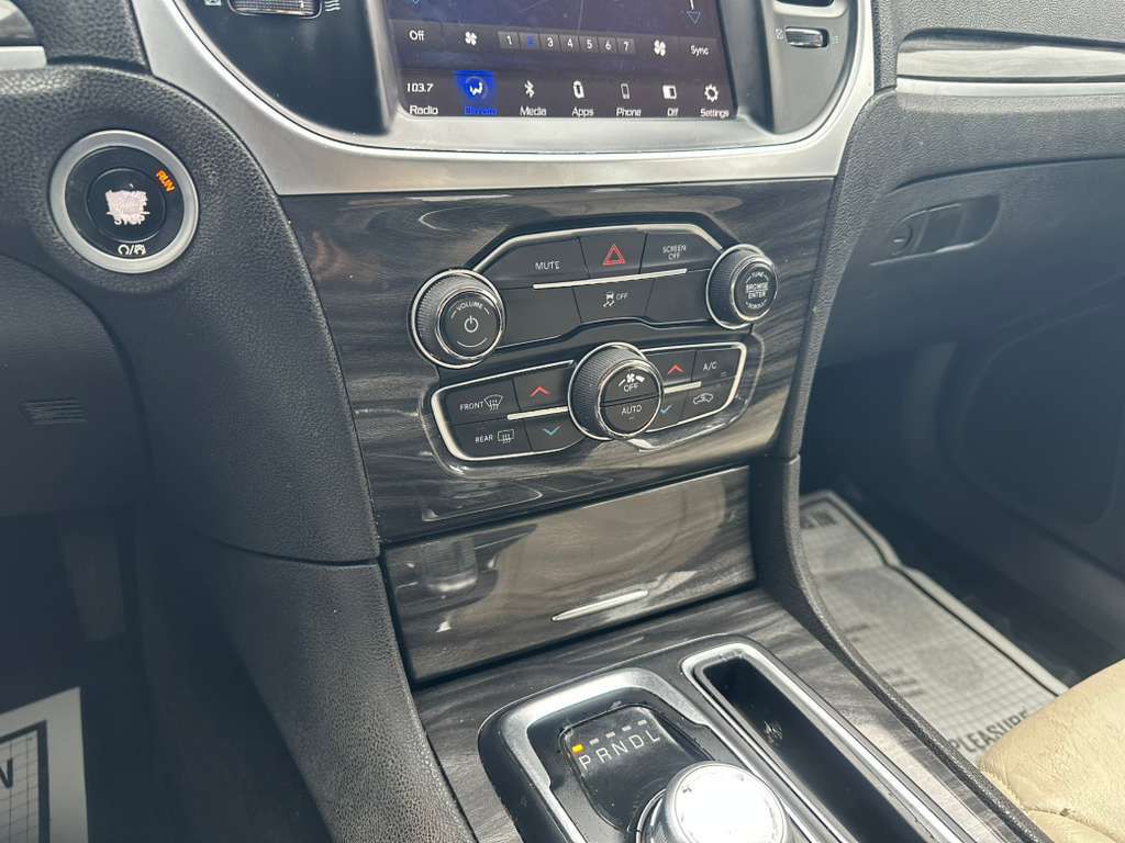 2018 Chrysler 300 Image 17