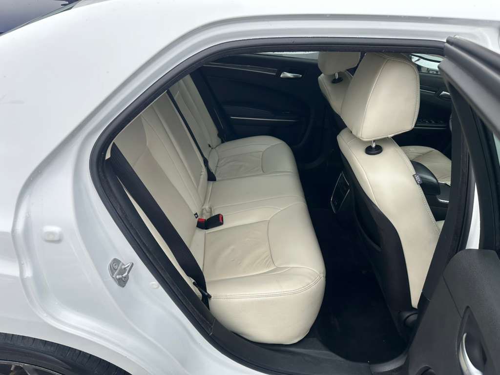 2018 Chrysler 300 Image 19