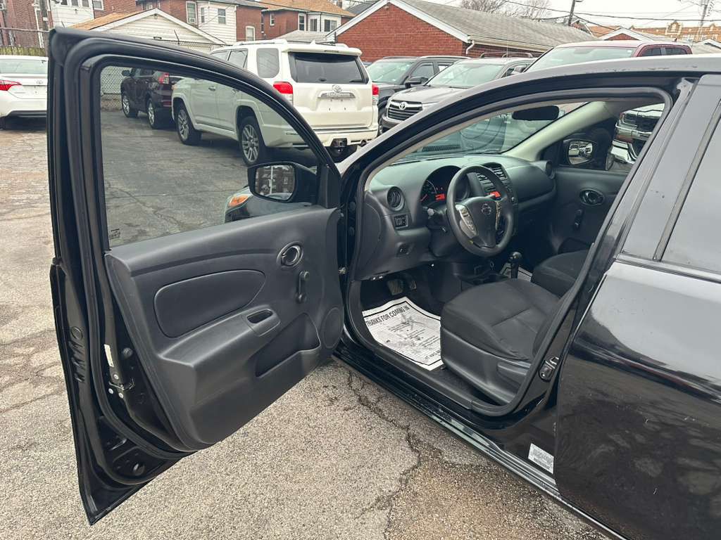 2017 Nissan Versa Image 9