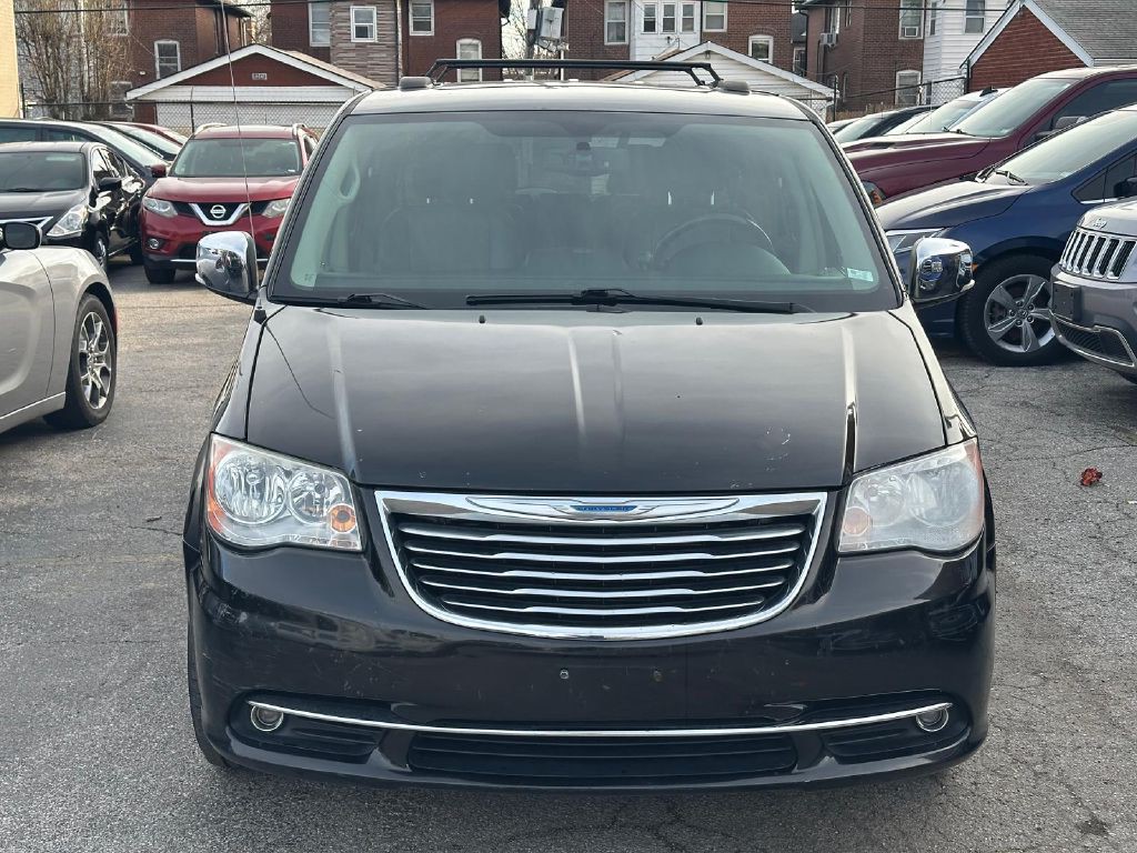 2015 Chrysler Town & Country Image 2