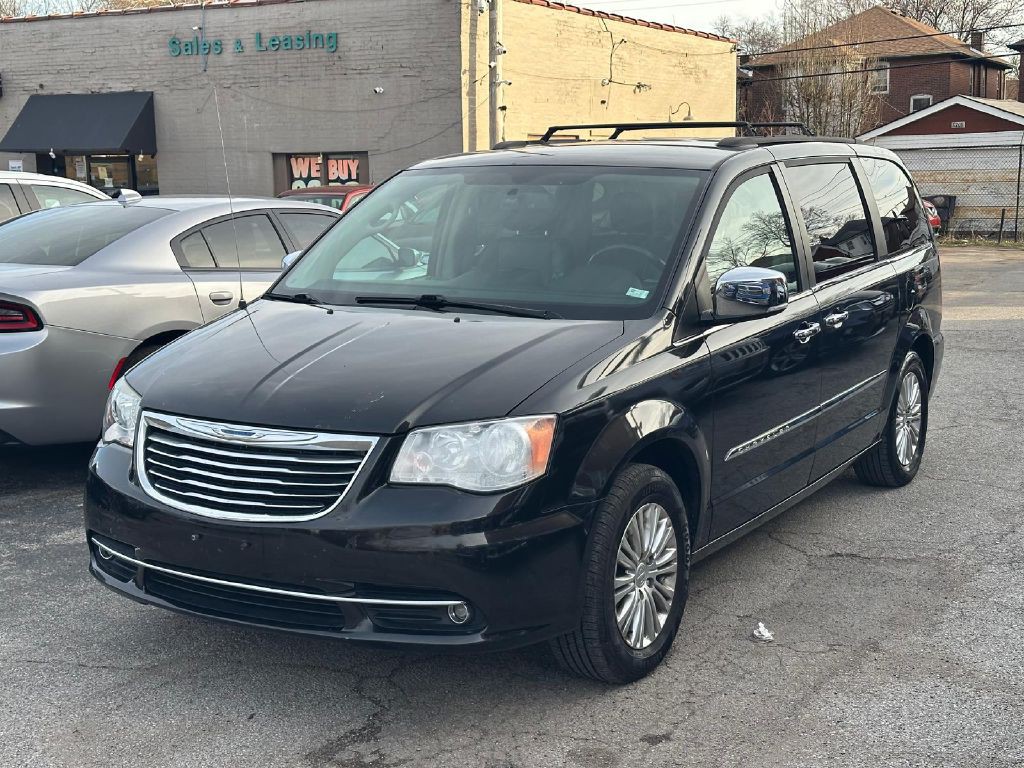 2015 Chrysler Town & Country Image 3