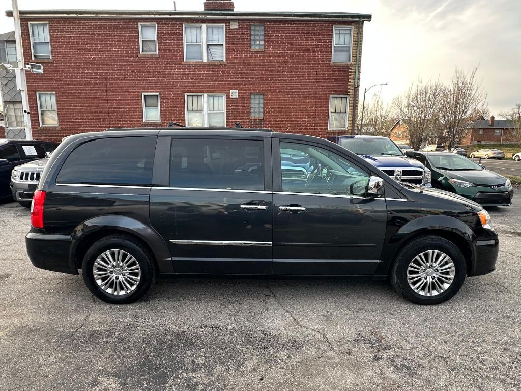 2015 Chrysler Town & Country Image 4
