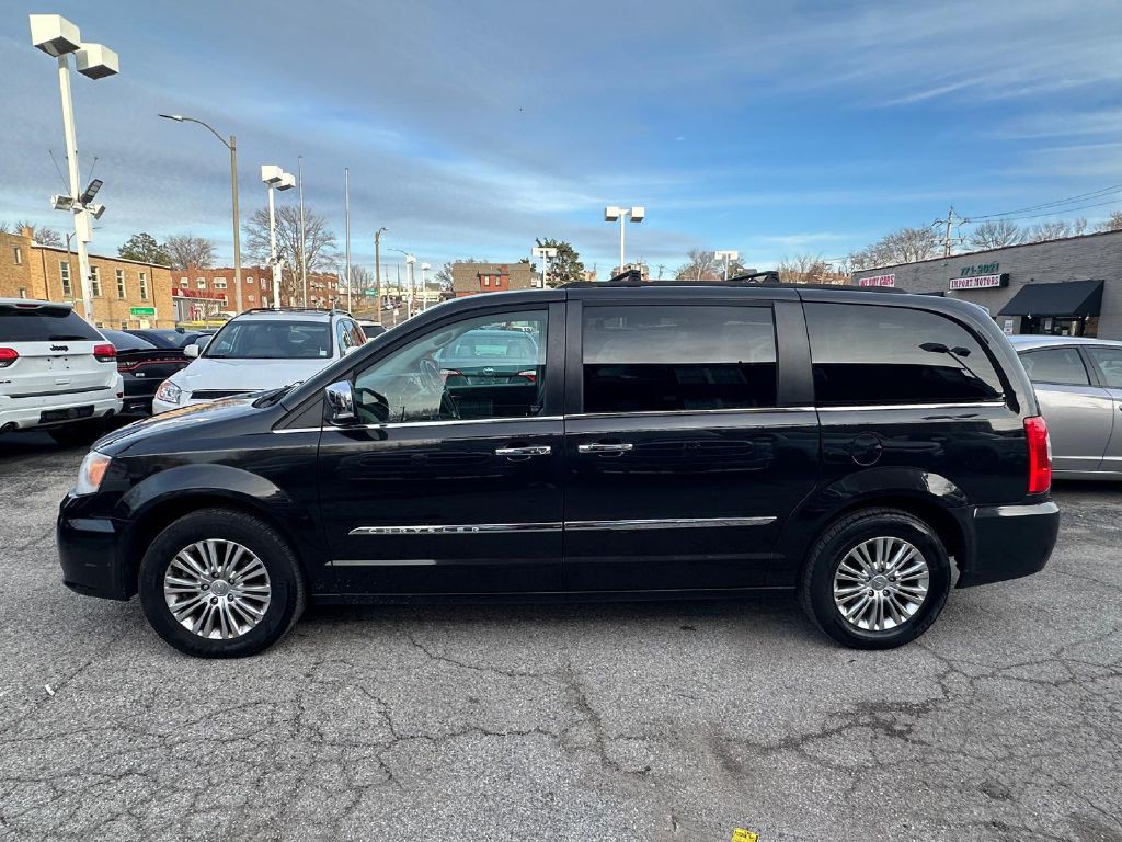 2015 Chrysler Town & Country Image 5