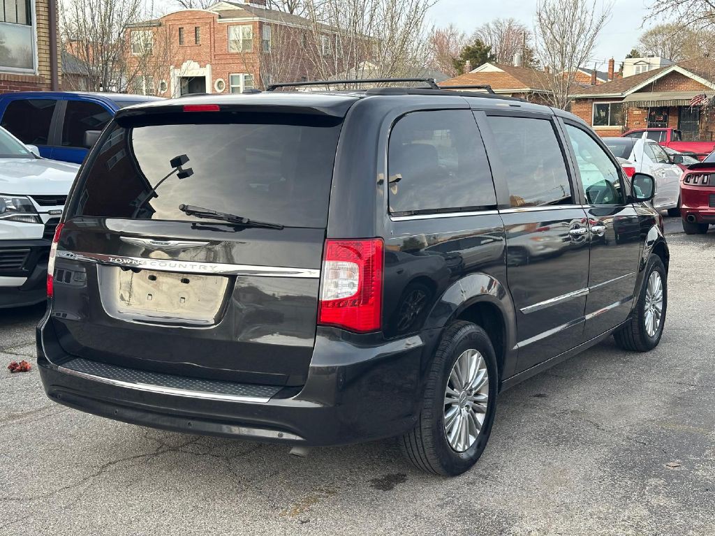 2015 Chrysler Town & Country Image 6