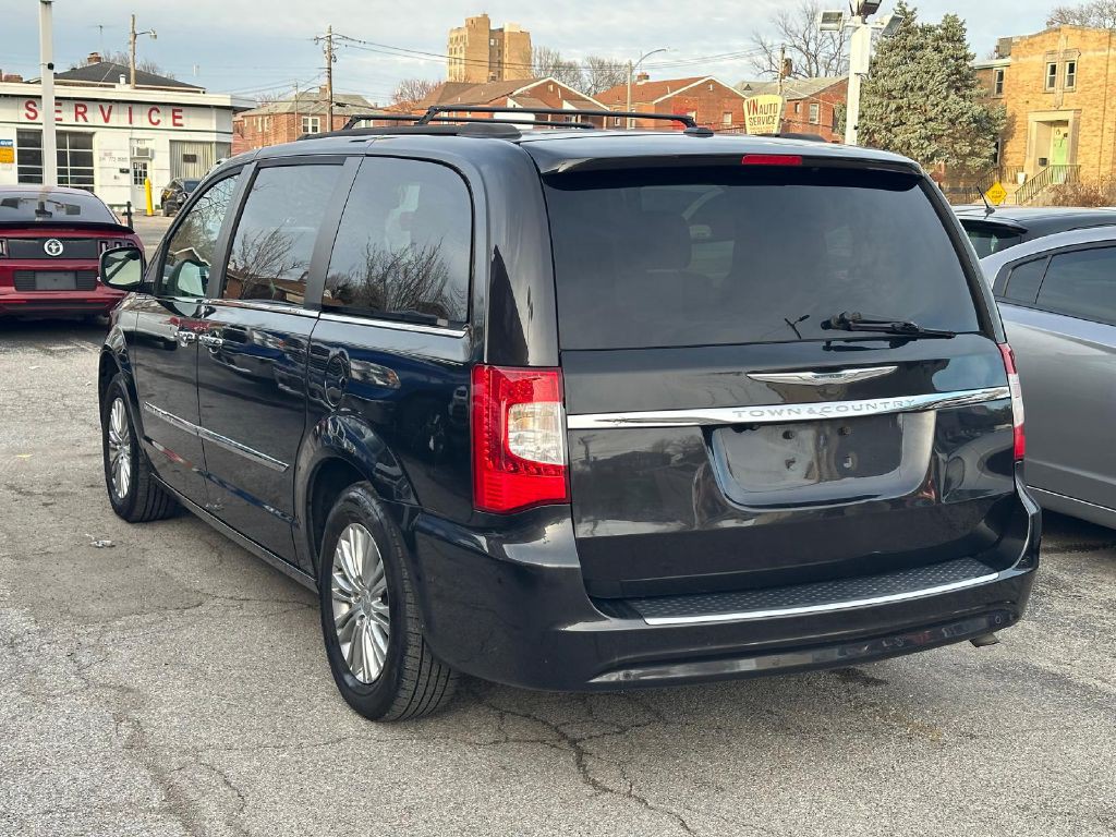 2015 Chrysler Town & Country Image 7