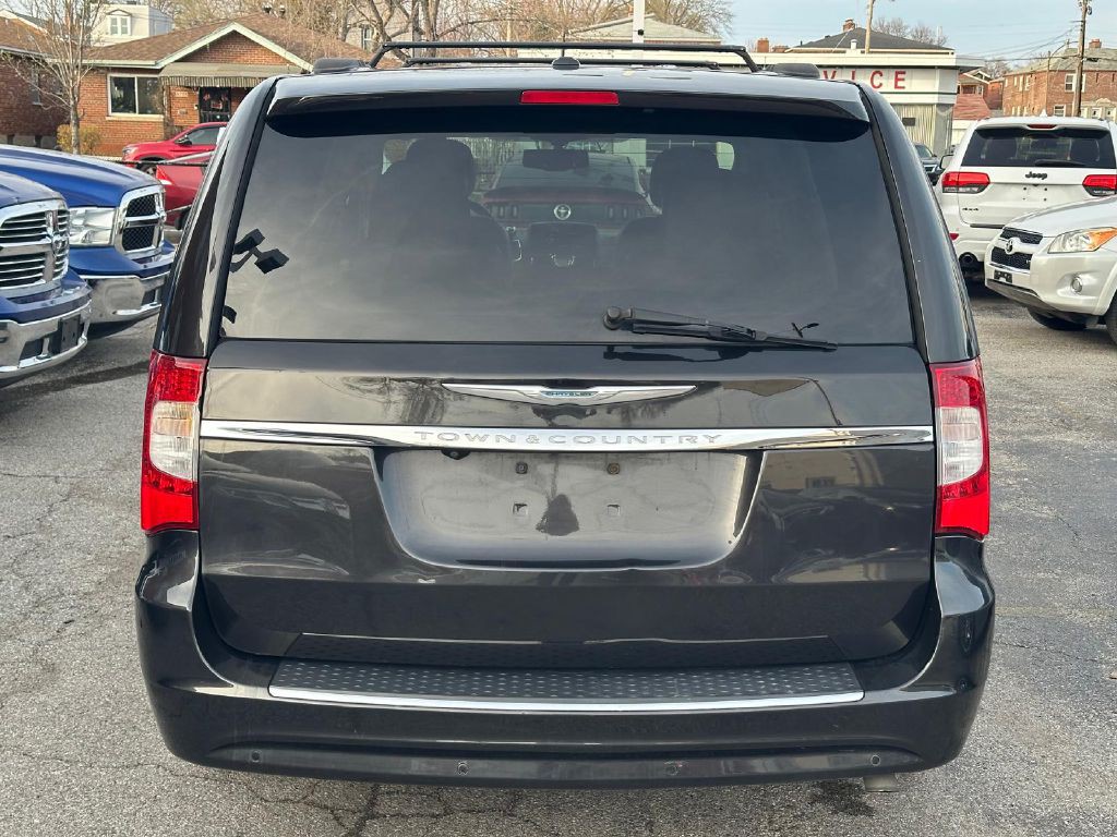 2015 Chrysler Town & Country Image 8