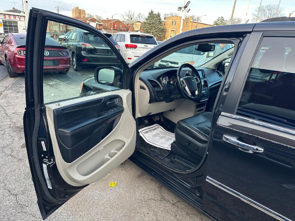 2015 Chrysler Town & Country Image 9