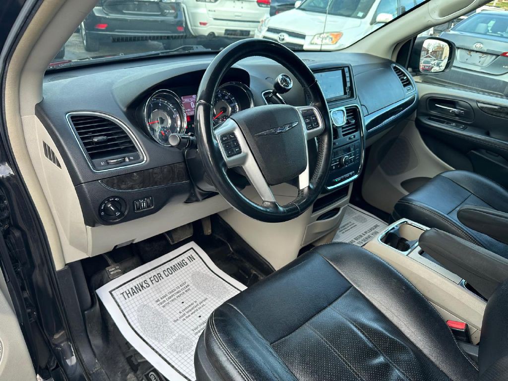 2015 Chrysler Town & Country Image 11