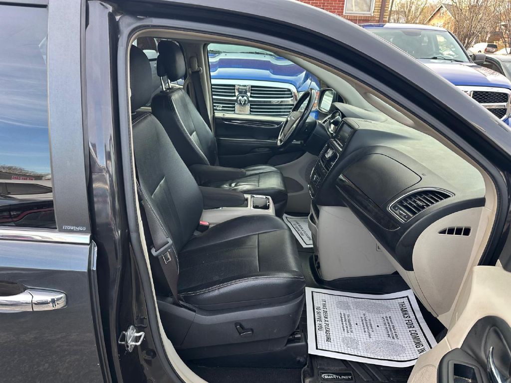 2015 Chrysler Town & Country Image 12