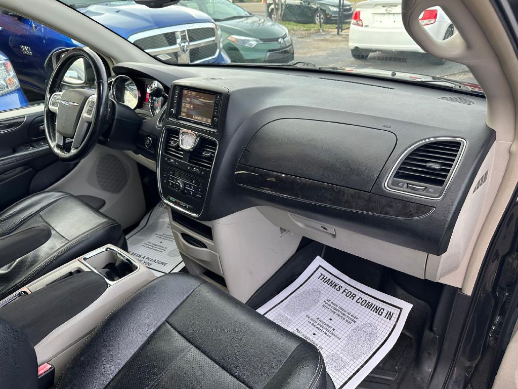 2015 Chrysler Town & Country Image 13