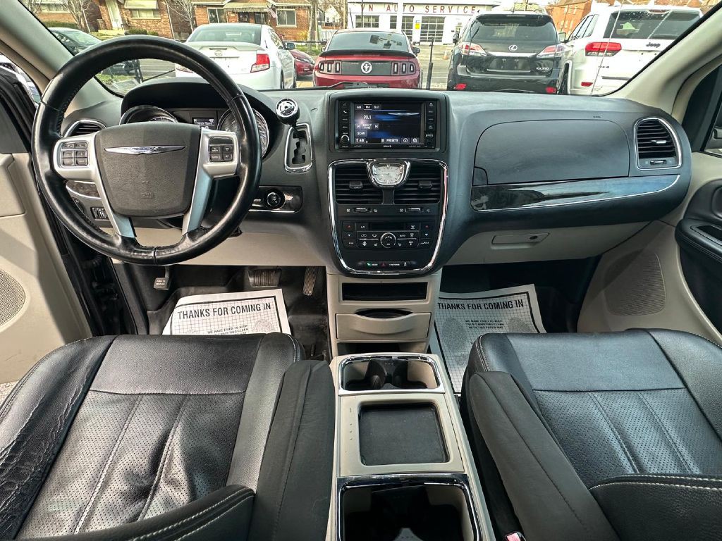 2015 Chrysler Town & Country Image 14
