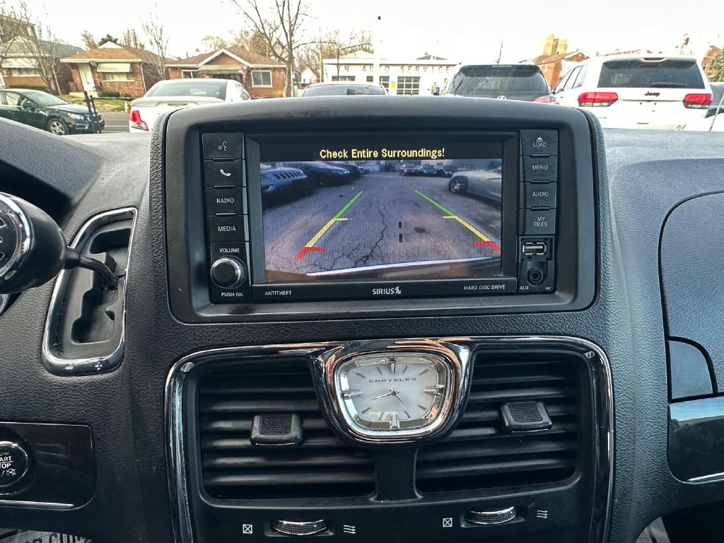 2015 Chrysler Town & Country Image 16