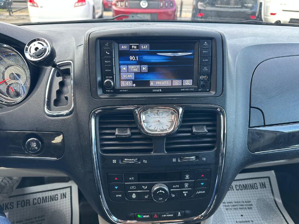 2015 Chrysler Town & Country Image 17