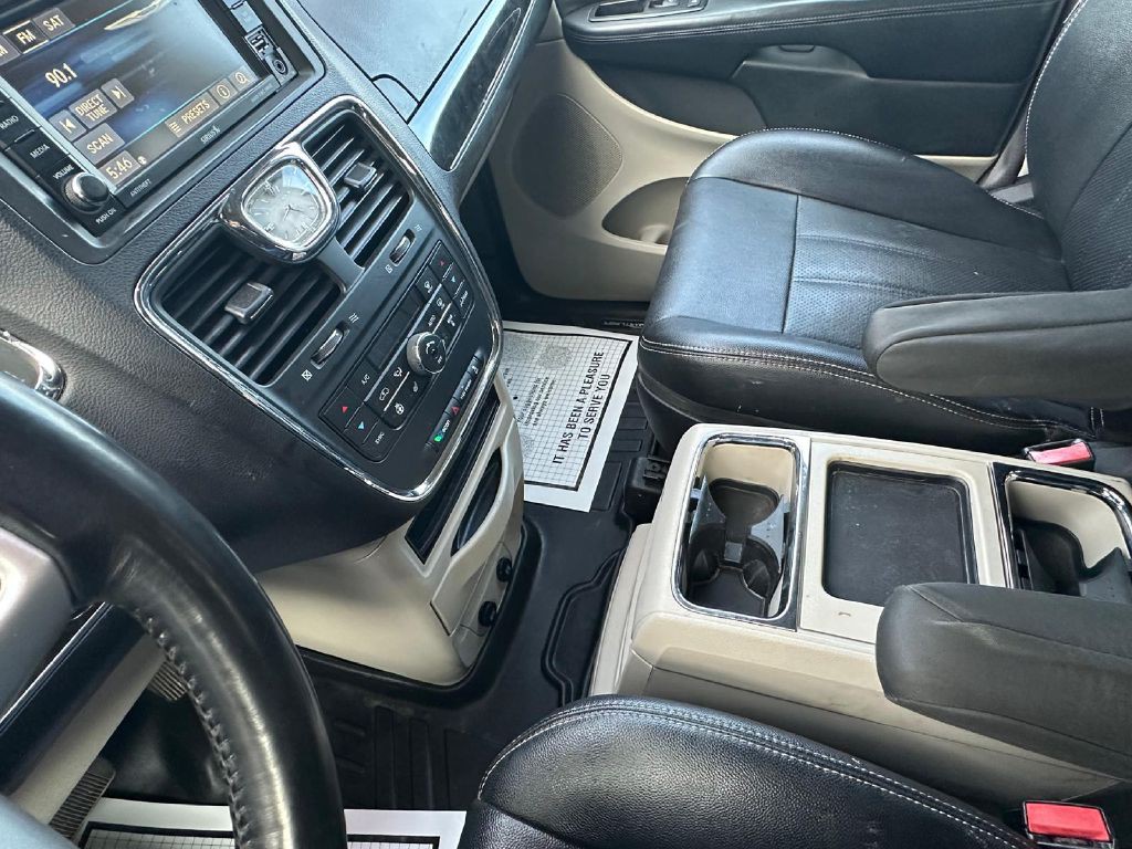 2015 Chrysler Town & Country Image 18