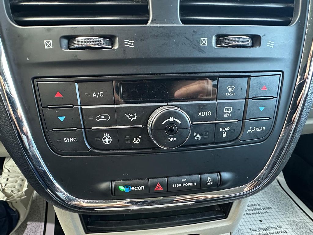 2015 Chrysler Town & Country Image 19