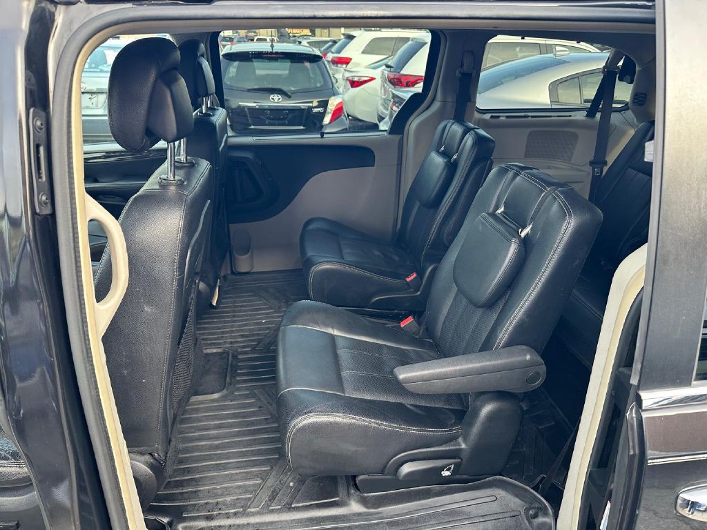 2015 Chrysler Town & Country Image 21