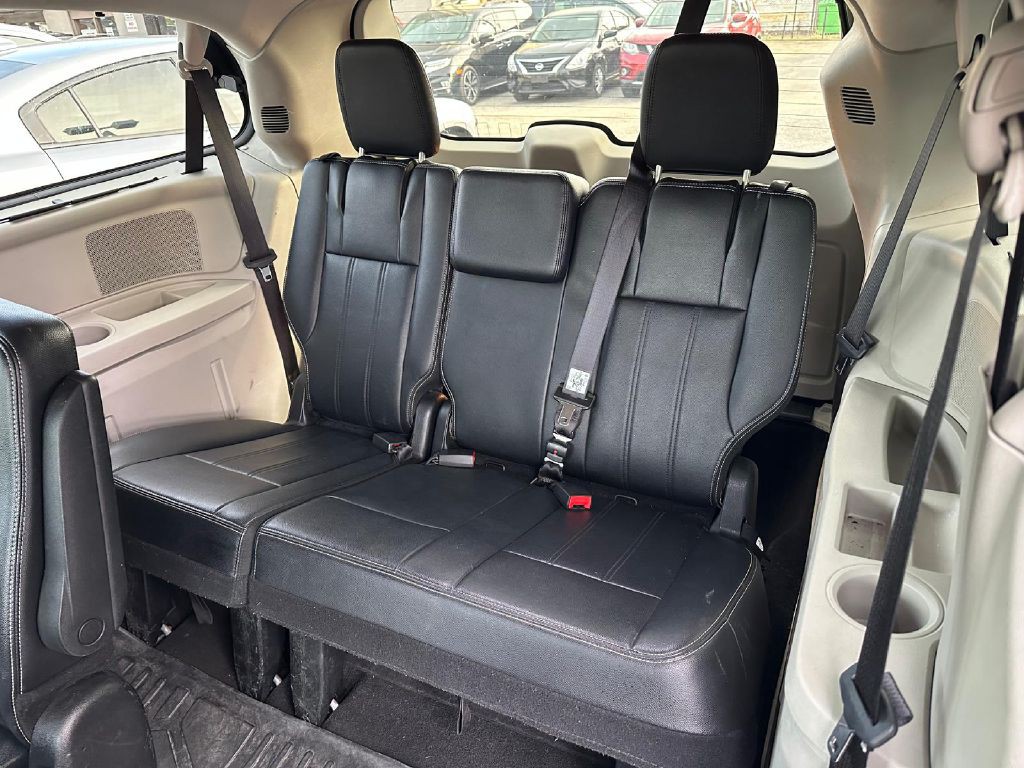 2015 Chrysler Town & Country Image 22