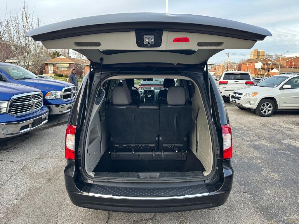 2015 Chrysler Town & Country Image 24