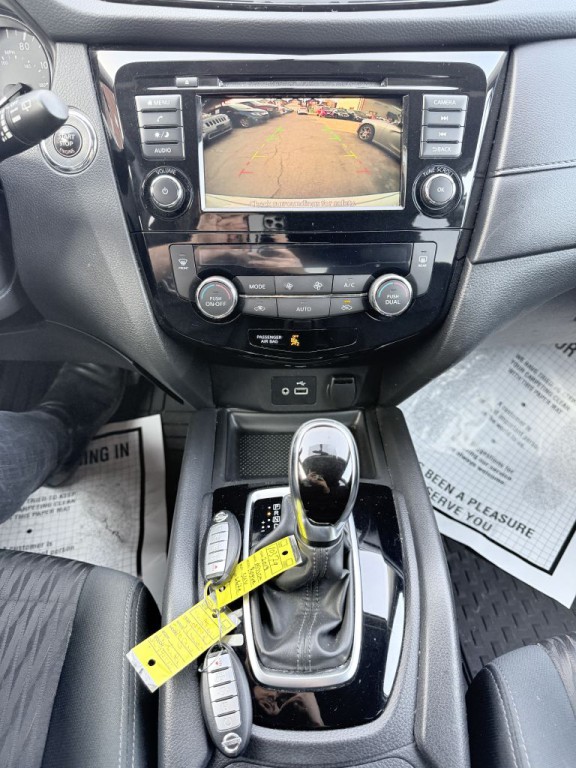 2018 Nissan Rogue Image 16