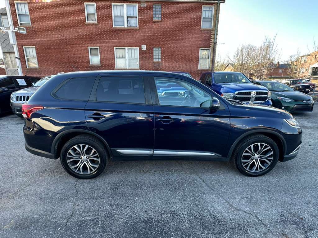 2016 Mitsubishi Outlander Image 4