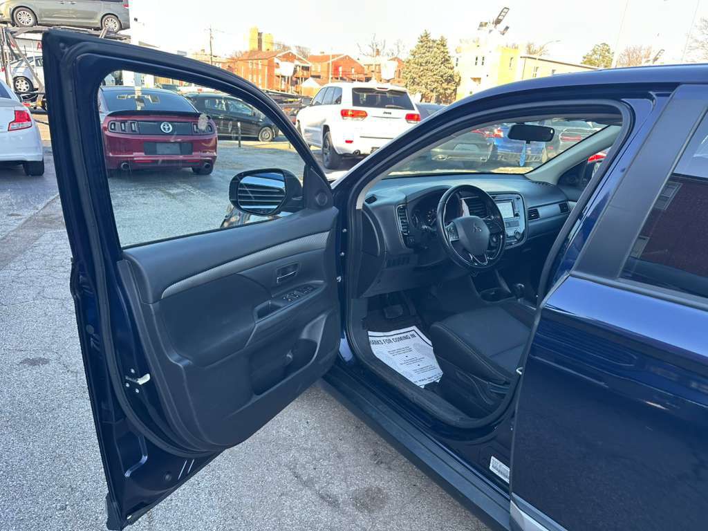 2016 Mitsubishi Outlander Image 9