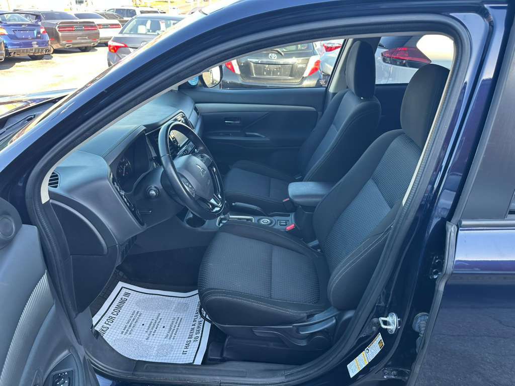 2016 Mitsubishi Outlander Image 10