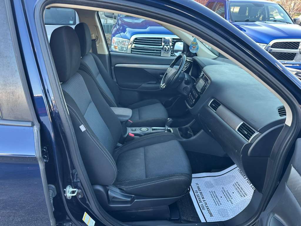 2016 Mitsubishi Outlander Image 12