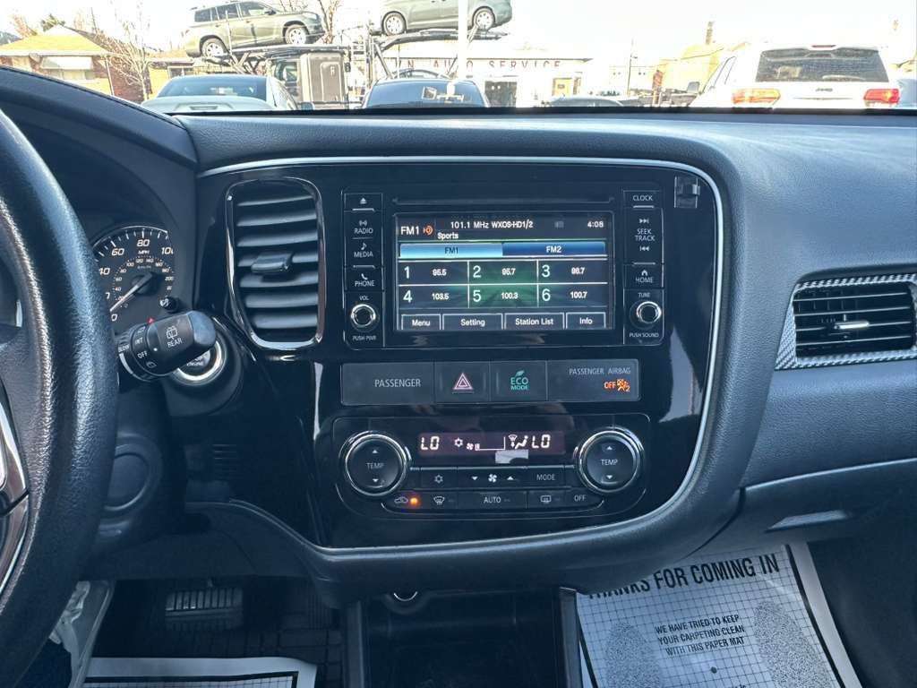 2016 Mitsubishi Outlander Image 16