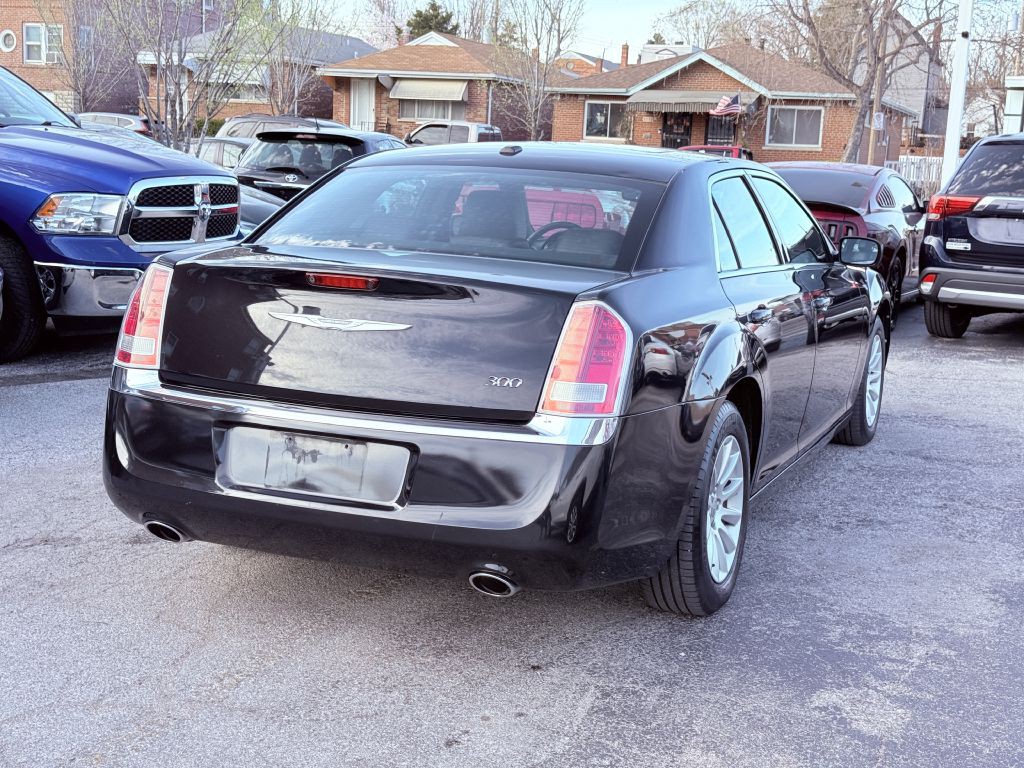 2013 Chrysler 300 Image 4