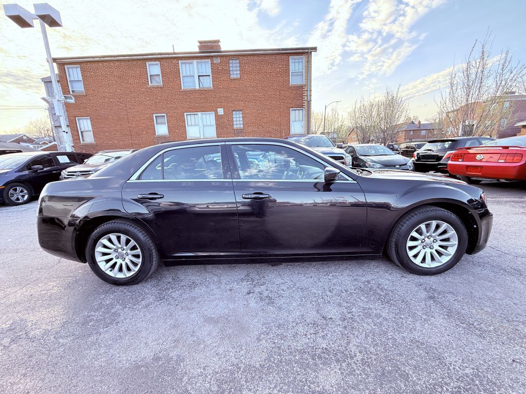 2013 Chrysler 300 Image 6