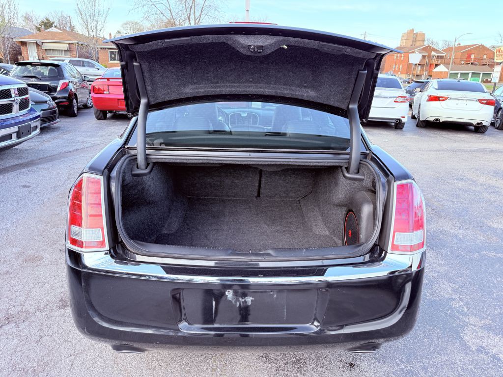 2013 Chrysler 300 Image 8
