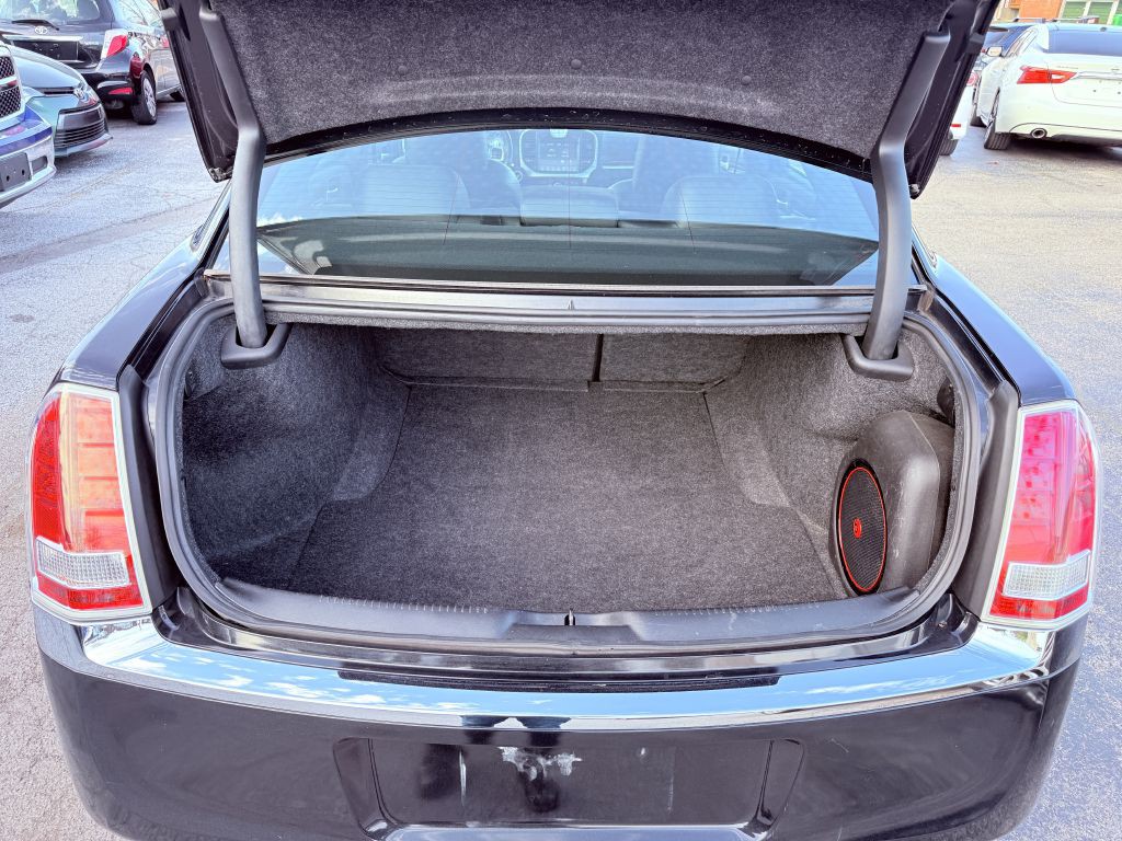 2013 Chrysler 300 Image 9