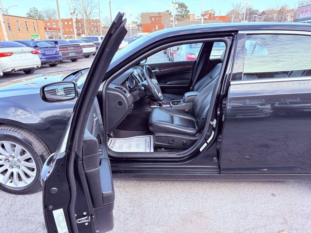 2013 Chrysler 300 Image 11