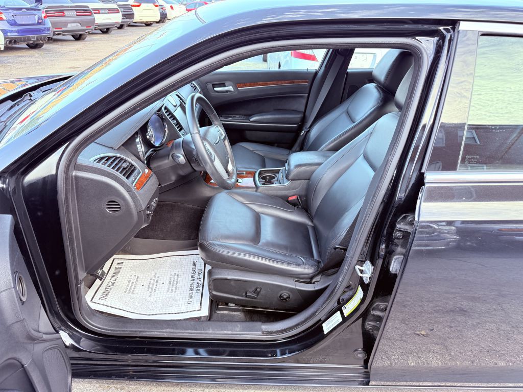 2013 Chrysler 300 Image 12