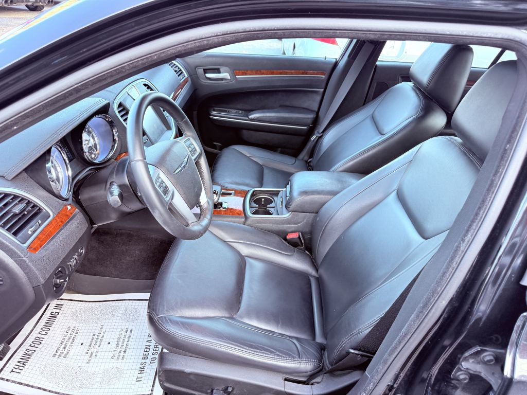 2013 Chrysler 300 Image 13