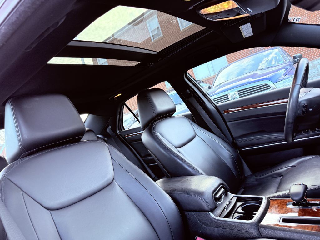 2013 Chrysler 300 Image 18