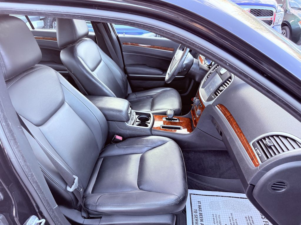 2013 Chrysler 300 Image 21
