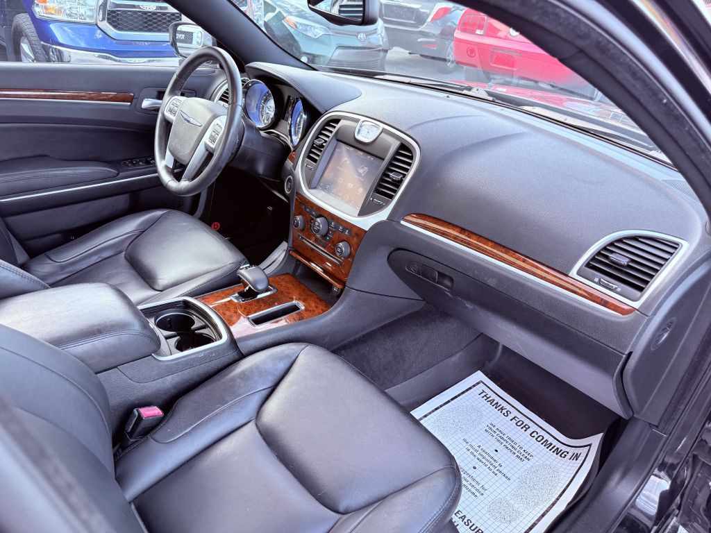 2013 Chrysler 300 Image 22