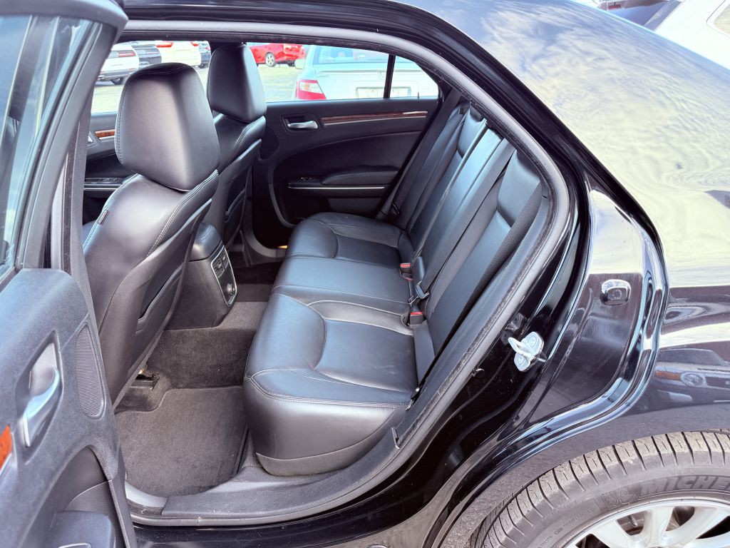 2013 Chrysler 300 Image 23