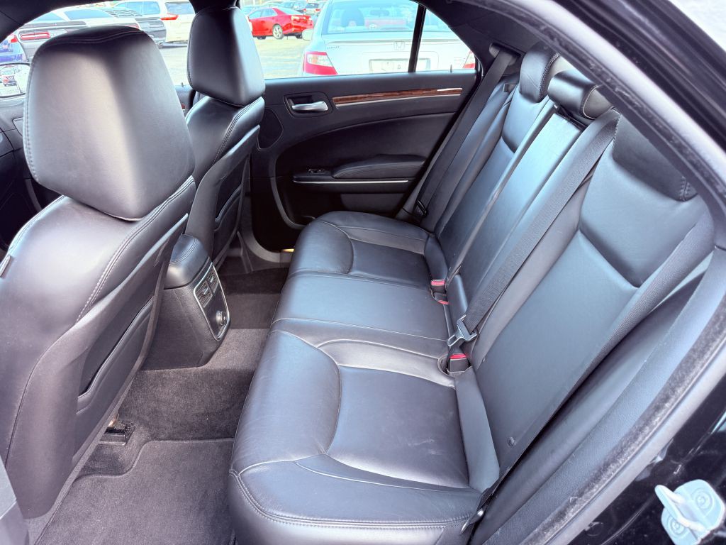 2013 Chrysler 300 Image 24