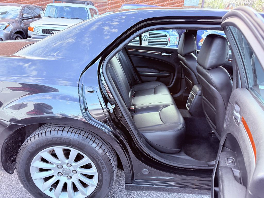 2013 Chrysler 300 Image 25