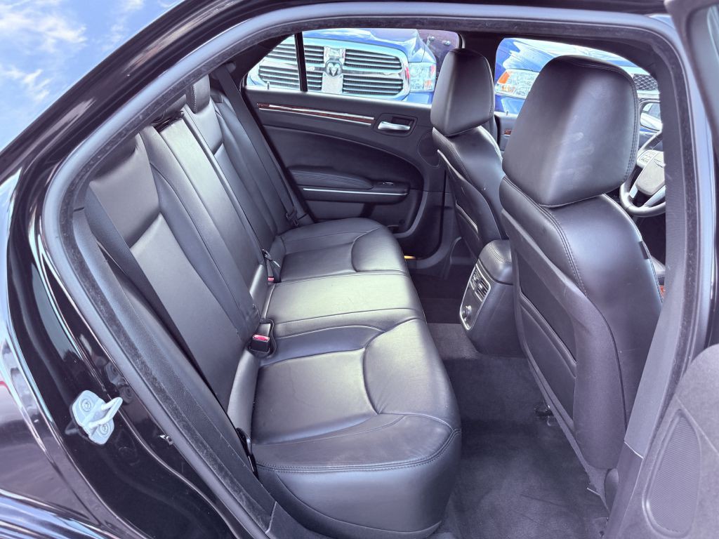 2013 Chrysler 300 Image 26