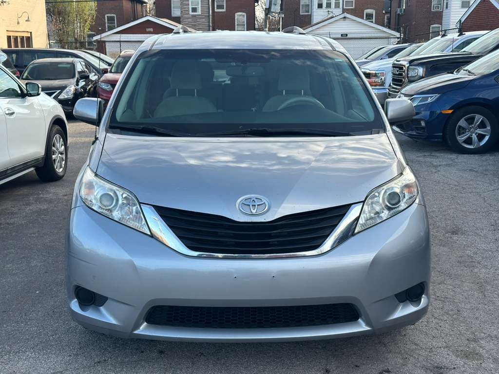 2014 Toyota Sienna Image 2